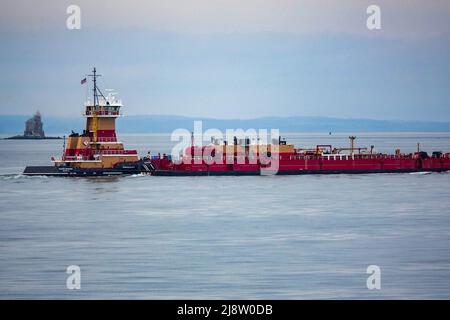 Boote wie Fähren und Autotransporte bewegen Menschen und Anwesen über den Long Island Sound zwischen Long Island NY und Connecticut Stockfoto