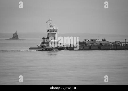 Boote wie Fähren und Autotransporte bewegen Menschen und Anwesen über den Long Island Sound zwischen Long Island NY und Connecticut Stockfoto