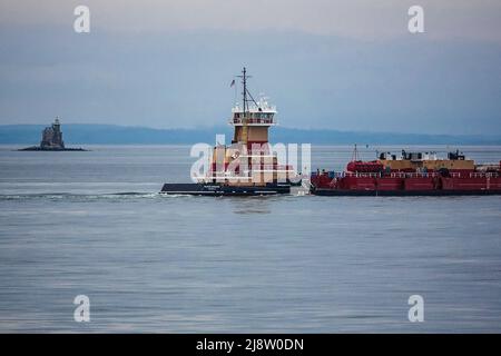 Boote wie Fähren und Autotransporte bewegen Menschen und Anwesen über den Long Island Sound zwischen Long Island NY und Connecticut Stockfoto