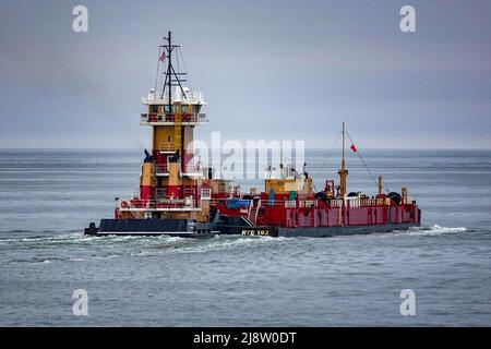 Boote wie Fähren und Autotransporte bewegen Menschen und Anwesen über den Long Island Sound zwischen Long Island NY und Connecticut Stockfoto