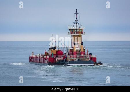 Boote wie Fähren und Autotransporte bewegen Menschen und Anwesen über den Long Island Sound zwischen Long Island NY und Connecticut Stockfoto