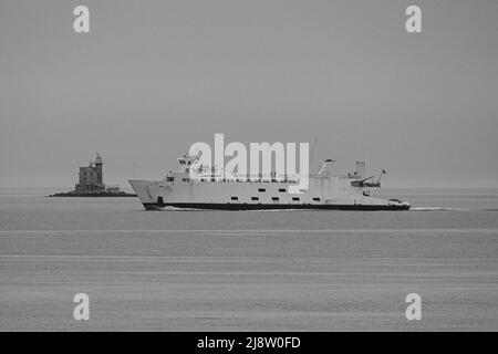 Boote wie Fähren und Autotransporte bewegen Menschen und Anwesen über den Long Island Sound zwischen Long Island NY und Connecticut Stockfoto