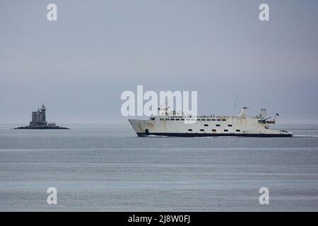 Boote wie Fähren und Autotransporte bewegen Menschen und Anwesen über den Long Island Sound zwischen Long Island NY und Connecticut Stockfoto