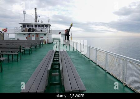 Boote wie Fähren und Autotransporte bewegen Menschen und Anwesen über den Long Island Sound zwischen Long Island NY und Connecticut Stockfoto