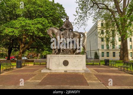 Raleigh, North Carolina, USA - 1. Mai 2022: State Capital of North Carolina, die Rückseite der Statuen von drei, zeigt Andrew Johnson auf der Th Stockfoto