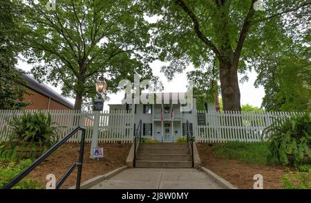 Raleigh, North Carolina, USA - 1. Mai 2022: Erbaut 1792 für Schatzmeister John Haywood. Ein zweistöckiges Haus im Federal Style mit fünf Buchten. Stockfoto