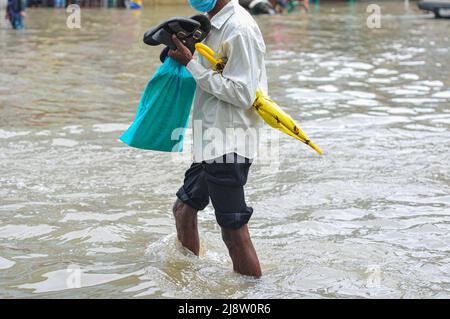 Sylhet, Mexiko-Stadt, Bangladesch. 17.. Mai 2022. Die Menschen gehen mit der Rikscha auf der versunkenen Straße ans Ziel. Viele Straßen auf Sylhet entlang des Flusses wurden aufgrund der anhaltenden starken Regenfälle für mehrere Tage eingetaucht. Das Wasser aller Flüsse der Sylhet-Division, einschließlich des Surma-Flusses von Sylhet, fließt über die Gefahrenzone. Am 17. Mai 2022 in Sylhet, Bangladesch. (Bild: © MD Rafayat Haque Khan/eyepix via ZUMA Press Wire) Stockfoto