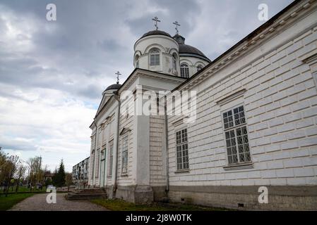 Die alte Kathedrale von Elijah, dem Propheten, an einem Frühlingsabend. Soltsy, Region Nowgorod. Russland Stockfoto