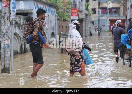 Sylhet, Mexiko-Stadt, Bangladesch. 17.. Mai 2022. Die Menschen gehen mit der Rikscha auf der versunkenen Straße ans Ziel. Viele Straßen auf Sylhet entlang des Flusses wurden aufgrund der anhaltenden starken Regenfälle für mehrere Tage eingetaucht. Das Wasser aller Flüsse der Sylhet-Division, einschließlich des Surma-Flusses von Sylhet, fließt über die Gefahrenzone. Am 17. Mai 2022 in Sylhet, Bangladesch. (Bild: © MD Rafayat Haque Khan/eyepix via ZUMA Press Wire) Stockfoto