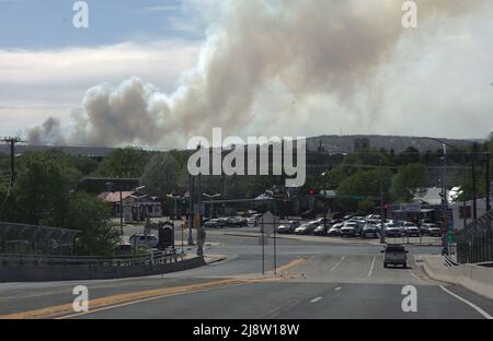 Las Vegas, USA. 11.. Mai 2022. Rauchwolken vom Waldbrand am Calf Canyon/Hermits Peak ziehen am 11. Mai 2022 über Las Vegas, New Mexico. Das Feuer bedrohte die Stadt im Norden von New Mexico im Jahr 13.000. Die kombinierten Brände kamen in der Nähe der Stadt im Norden von New Mexico, bevor sie von Feuerwehrleuten gestoppt wurden. (Foto von Steven Clevenger/Sipa USA) Quelle: SIPA USA/Alamy Live News Stockfoto