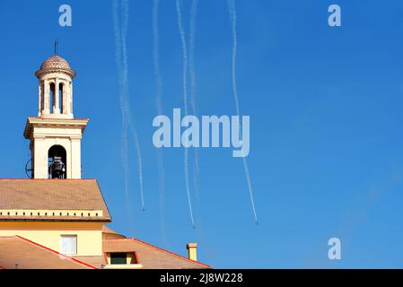 Frecce Tricolori die Manöver des Aerobatic-Teams, das nach 13 Jahren Genua Italien wieder am Himmel der ligurischen Hauptstadt fliegt Stockfoto