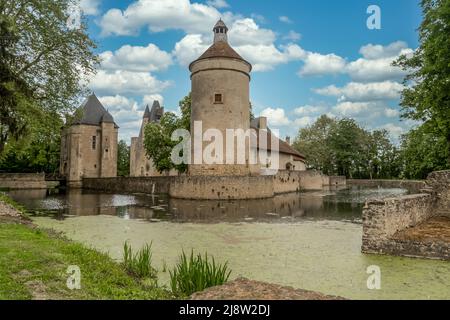 Luftaufnahme des historischen Denkmals Schloss Bandegon in Frankreich an der Grenze zwischen Berry und Bourbonnais, mit imposanten Bergbehalten, Zugbrücke und einem Trapez Stockfoto