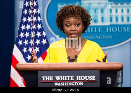 Die Pressesprecherin des Weißen Hauses, Karine Jean-Pierre, informiert die Medien vom White House Press Briefing Room in Washington, DC, USA, 18. Mai 2022. Stockfoto