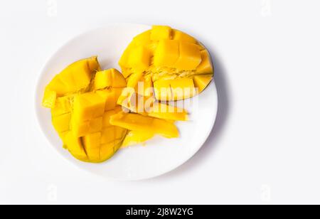 Frische reife Mango in Würfel geschnitten für das Fruchtfleisch, das sich leicht von der Schale trennen lässt Stockfoto
