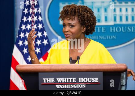 Die Pressesprecherin des Weißen Hauses, Karine Jean-Pierre, informiert die Medien vom White House Press Briefing Room in Washington, DC, USA. 18.. Mai 2022. Quelle: SIPA USA/Alamy Live News Stockfoto