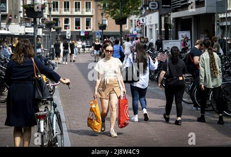 2022-05-18 15:08:31 AMERSFOORT - Langestraat Einkaufsstraße in Amersfoort. Die Straffheit am Arbeitsmarkt hat sich im ersten Quartal aufgrund des anhaltenden Wachstums der Anzahl der Leerstände und eines weiteren Rückgangs der Zahl der Arbeitslosen weiter erhöht. ANP RAMON VAN FLYMEN niederlande Out - belgien Out Stockfoto