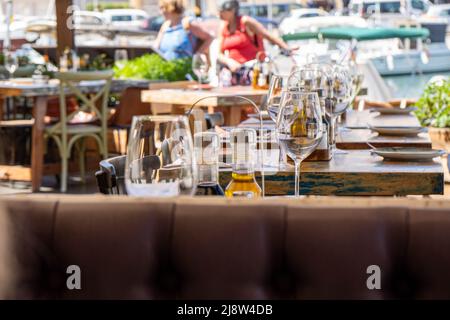 Tisch im Restaurant mit Weinglas, Öl und Balsamico-Essig Stockfoto