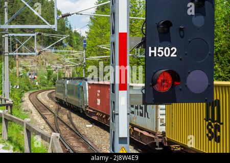 Semmering: Bahnlichtsignal, Rotlicht, Güterzug, Semmeringbahn in Wiener Alpen, Alpen, Niederösterreich, Niederösterreich, aus Stockfoto