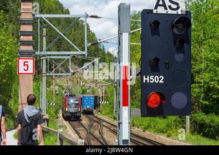 Semmering: Bahnlichtsignal, Rotlicht, 2 Züge, Semmeringbahn, Wanderer in Wiener Alpen, Alpen, Niederösterreich, Niederösterreich, Niederösterreich, Stockfoto