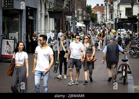 2022-05-18 15:25:24 AMERSFOORT - Langestraat Einkaufsstraße in Amersfoort. Die Straffheit am Arbeitsmarkt hat sich im ersten Quartal aufgrund des anhaltenden Wachstums der Anzahl der Leerstände und eines weiteren Rückgangs der Zahl der Arbeitslosen weiter erhöht. ANP RAMON VAN FLYMEN niederlande Out - belgien Out Stockfoto