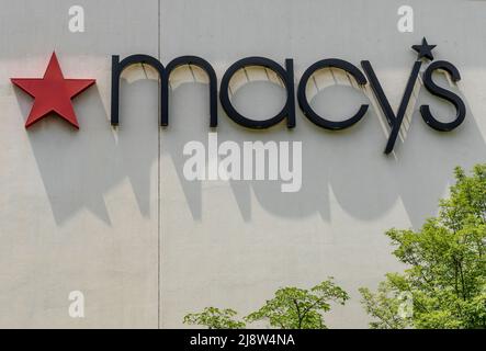 Außenfassade mit Marken- und Logo-Beschilderung für das Kaufhaus „Macy's“ in der Southpark Mall in Charlotte, North Carolina, an einem sonnigen Tag mit Schatten. Stockfoto