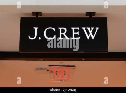 Indoor Shopping Mall hängende Markenbeschilderung für 'J. Crew' in weißen Buchstaben auf Schwarz über umgekehrtem Ausfahrtschild in der Southpark Mall in Charlotte, NC. Stockfoto