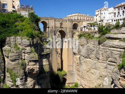 Die Puente Viejo, alte Brücke, die die tiefe dramatische Schlucht von Ronda in der Provinz Málaga, Andalusien, Spanien, überspannt. Stockfoto