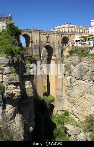 Die Puente Viejo, alte Brücke, die die tiefe dramatische Schlucht von Ronda in der Provinz Málaga, Andalusien, Spanien, überspannt. Stockfoto