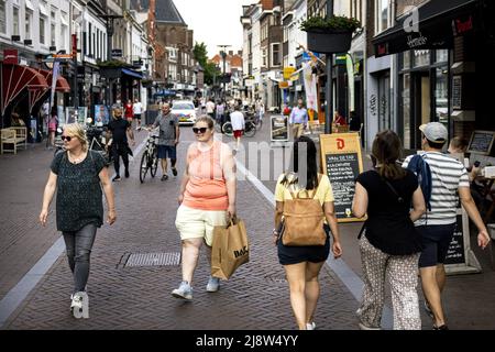 2022-05-18 16:09:06 AMERSFOORT - Langestraat Einkaufsstraße in Amersfoort. Die Straffheit am Arbeitsmarkt hat sich im ersten Quartal aufgrund des anhaltenden Wachstums der Anzahl der Leerstände und eines weiteren Rückgangs der Zahl der Arbeitslosen weiter erhöht. ANP RAMON VAN FLYMEN niederlande Out - belgien Out Stockfoto