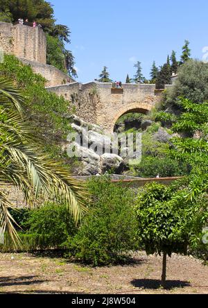 Die Puente Viejo, alte Brücke, die die tiefe dramatische Schlucht von Ronda in der Provinz Málaga, Andalusien, Spanien, überspannt. Stockfoto