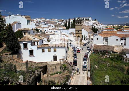 Ein Blick auf die weiße Stadt von der Seite der Schlucht in Ronda, Provinz Malaga, Andalusien, Spanien Stockfoto