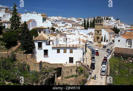 Ein Blick auf die weiße Stadt von der Seite der Schlucht in Ronda, Provinz Malaga, Andalusien, Spanien Stockfoto