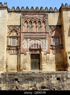 Die Außenwände und Türen der islamischen Mezquita in Cordoba Stockfoto