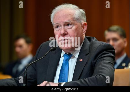 Washington, Usa. 17.. Mai 2022. US-Außenminister Frank Kendall hört sich eine Frage an, während er vor dem Unterausschuss für Verteidigungsermächtigungen des Senats über das Haushaltsjahr 2023 für die Luftwaffe auf dem Capitol Hill, 17. Mai 2022 in Washington, DC, bezeugte.Quelle: Eric Dietrich/U.S. Air Force/Alamy Live News Stockfoto