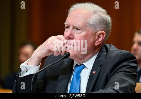 Washington, Usa. 17.. Mai 2022. US-Außenminister Frank Kendall hört sich eine Frage an, während er vor dem Unterausschuss für Verteidigungsermächtigungen des Senats über das Haushaltsjahr 2023 für die Luftwaffe auf dem Capitol Hill, 17. Mai 2022 in Washington, DC, bezeugte.Quelle: Eric Dietrich/U.S. Air Force/Alamy Live News Stockfoto