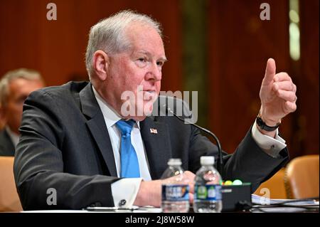 Washington, Usa. 17.. Mai 2022. US-Außenminister Frank Kendall hört sich eine Frage an, während er vor dem Unterausschuss für Verteidigungsermächtigungen des Senats über das Haushaltsjahr 2023 für die Luftwaffe auf dem Capitol Hill, 17. Mai 2022 in Washington, DC, bezeugte.Quelle: Eric Dietrich/U.S. Air Force/Alamy Live News Stockfoto