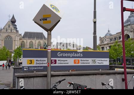 Bahnhofseingang für die U-Bahnstation Groenplaats Pre, Teil des Antwerpener Straßenbahnnetzes, betrieben von De Lijn, Antwerpen, Belgien, Mai 2022 Stockfoto