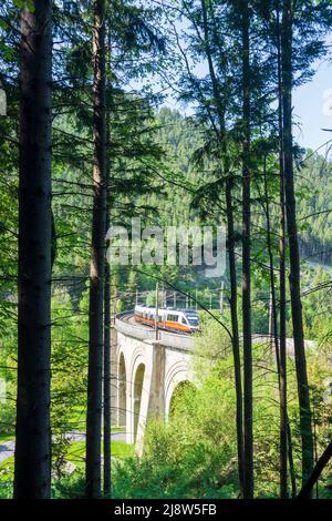 Breitenstein: Semmeringbahn, Viadukt Adlitzgraben-Viadukt, Regionalzug von ÖBB in Wiener Alpen, Alpen, Niederösterreich, Unteraustr Stockfoto