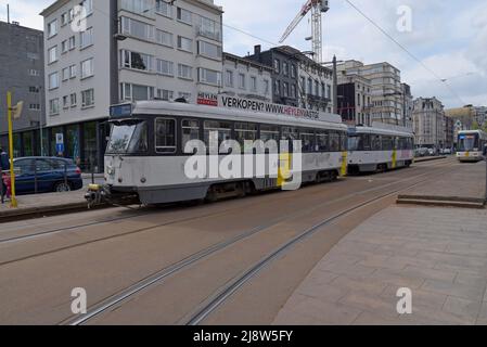 Die Straßenbahnen de Lijn befinden sich an der Straßenbahnhaltestelle der Nationalbank im Zentrum von Antwerpen, Belgien. De Lijn ist das staatlich betriebene Verkehrsunternehmen für Flandern Stockfoto