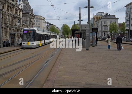 Die Straßenbahnen de Lijn befinden sich an der Straßenbahnhaltestelle der Nationalbank im Zentrum von Antwerpen, Belgien. De Lijn ist das staatlich betriebene Verkehrsunternehmen für Flandern Stockfoto