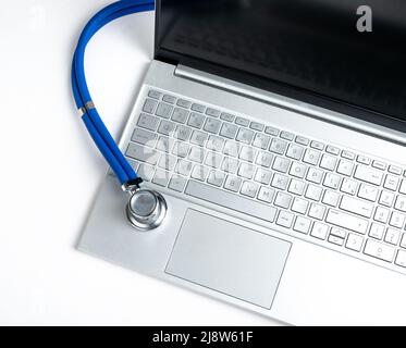 Stethoskop auf Laptop. Telemedizin, medizinisches Online-Beratungskonzept. Verwendung elektronischer Technologien für die Behandlung von Patienten. Hochwertige Fotos Stockfoto