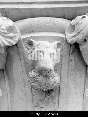 Venedig, VE, Italien - 18. Mai 2020: Bärenschnauze mit Hive und Wabe im Mund in der Säule des Dogenpalastes. Dieses Tier gehört zum A Stockfoto