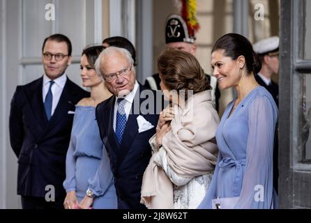 Von links: Schwedens Prinz Daniel, Prinzessin Sofia, Prins Carl Philip, König Carl Gustaf, Königin Silvia und Kronprinzessin Victoria sagen am Mittwoch, dem 18. Mai 2022, nach einer Abschiedszeremonie im Königlichen Palast in Stockholm, Schweden, Auf Wiedersehen zum finnischen Präsidenten Sauli Niinistö und seiner Frau Jenni Haukio. Foto Christine Olsson / TT / Code 10430 Stockfoto