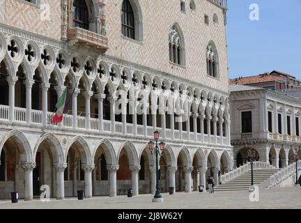 Venedig, VE, Italien - 18. Mai 2020: Blick auf den Palazzo Ducale unglaublich ohne Menschen während der Sperre, die Touristen zu Hause hielt Stockfoto