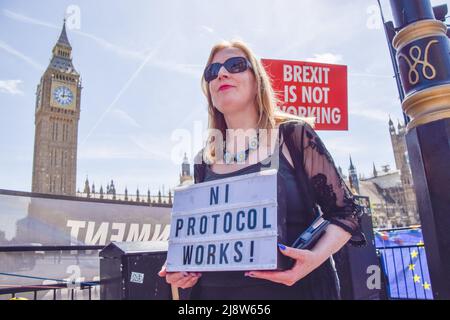 London, England, Großbritannien. 18.. Mai 2022. Ein Protestler hält ein Schild mit der Aufschrift „NI Protocol Works!“ Anti-Brexit-Demonstranten versammelten sich vor dem Parlament als Reaktion auf Berichte, dass die Regierung plant, das Nordirland-Protokoll zu ändern. (Bild: © Vuk Valcic/ZUMA Press Wire) Stockfoto