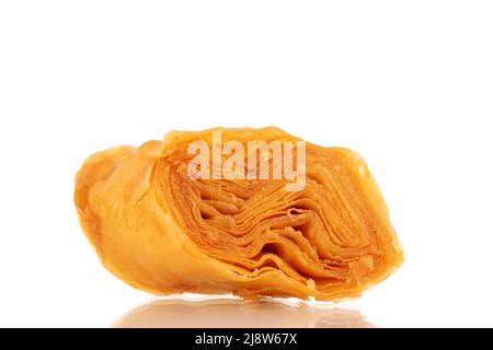 Eine Scheibe süßer Honig-Baklava, Nahaufnahme, isoliert auf weißem Hintergrund. Stockfoto