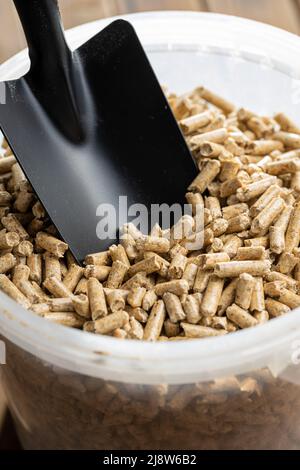 Holzpellets, Biokraftstoff auf einem Holztisch. Ökologischer Brennstoff aus Biomasse. Erneuerbare Energiequellen. Stockfoto