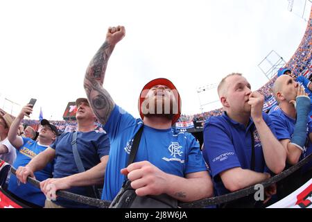 Sevilla, Spanien. 17.. Mai 2022. Rangers-Fans beim Spiel der UEFA Europa League im Ramon Sanchez-Pizjuan Stadium, Sevilla. Bildnachweis sollte lauten: Jonathan Moscrop/Sportimage Kredit: Sportimage/Alamy Live News Stockfoto