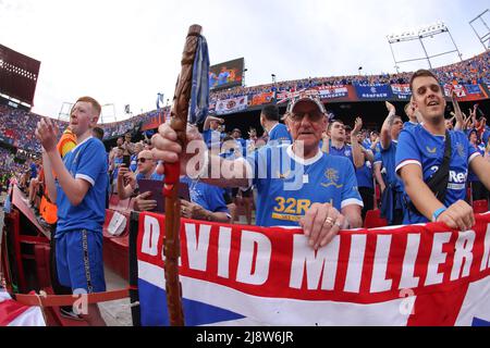 Sevilla, Spanien. 17.. Mai 2022. Rangers-Fans beim Spiel der UEFA Europa League im Ramon Sanchez-Pizjuan Stadium, Sevilla. Bildnachweis sollte lauten: Jonathan Moscrop/Sportimage Kredit: Sportimage/Alamy Live News Stockfoto