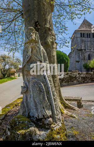 Moderne Steinschnitzerei eines heiligen vor der Abteikirche von Moutier d'Ahun im Creuse (23), Frankreich. Stockfoto
